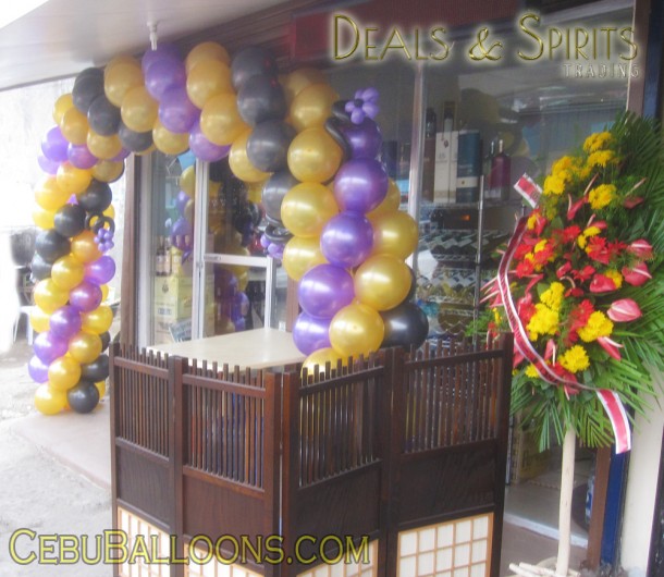 Balloon Arch at Deals & Spirits Trading in Guadalupe