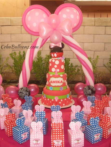 Minnie Mouse with Dotted Ears Cake Arch